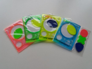 Pravítko se 4 geometrickými šablonami na kreslení